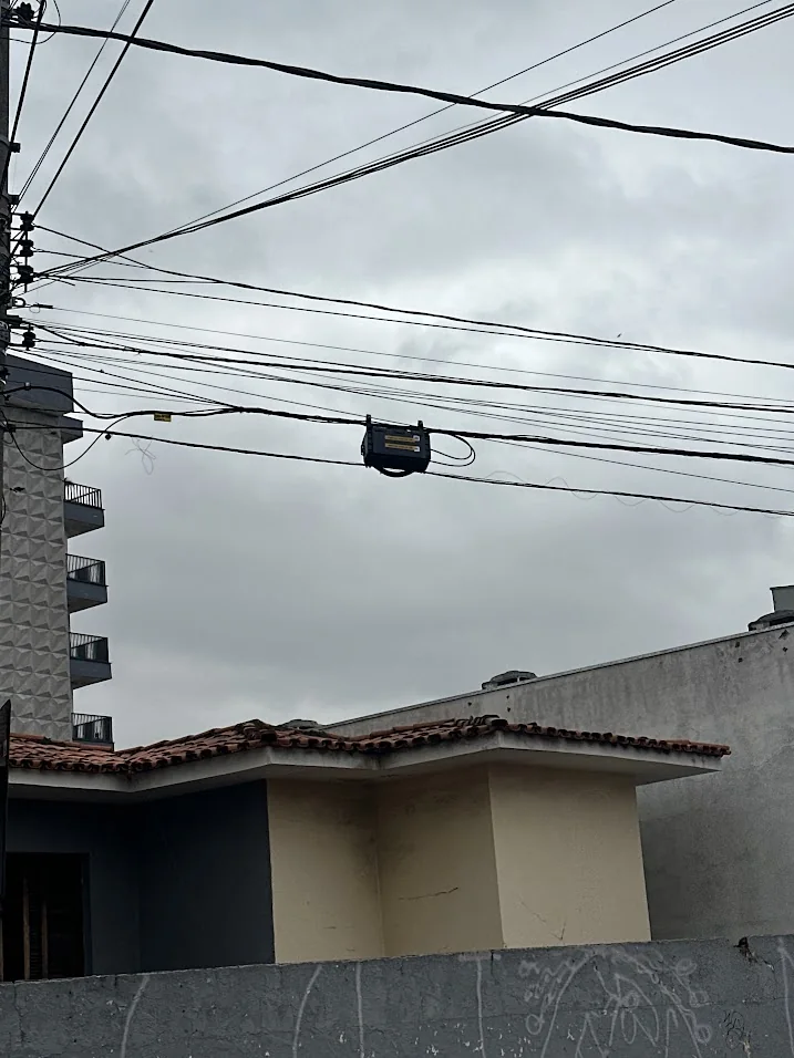Caixa óptica instalada na infraestrutura aérea